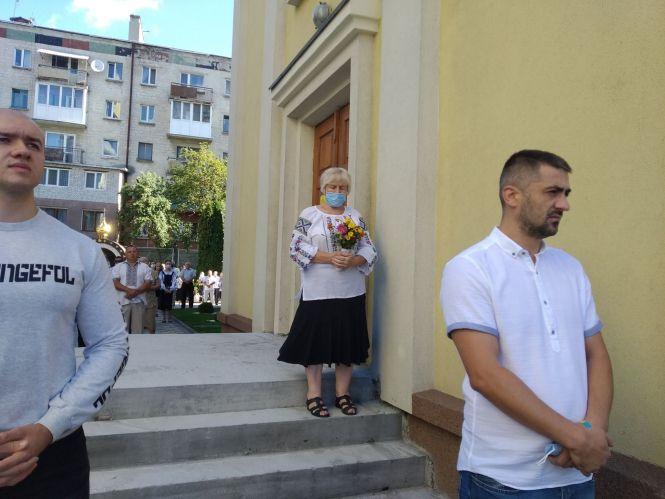 У масках і вишиванках: у Церкві Успення Пресвятої Богородиці розпочалась святкова служба (НАЖИВО), фото №2 на сайті 20minut.ua