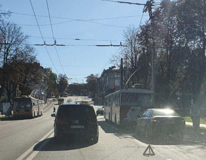 Новини Тернополя - фото з На Дамбі обірвало тролейбусні лінії. Шмат дроту замотало на колесо Toyota На Дамбі обірвало тролейбусні лінії. Шмат дроту замотало на колесо Toyota, фото №1 на сайті 20minut.ua