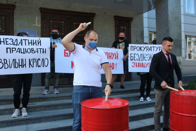 «Не здатний працювати — звільни крісло»: активісти протестують проти бездіяльності прокурорів