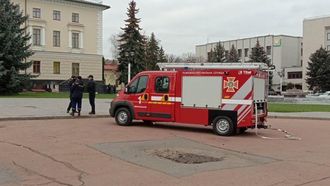 Новини Хмельницького - фото з У Хмельницькій ОДА шукають вибухівку (ОНОВЛЕНО) У Хмельницькій ОДА шукають вибухівку (ОНОВЛЕНО), фото №5 на сайті vsim.ua