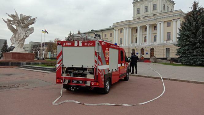 Новини Хмельницького - фото з У Хмельницькій ОДА шукають вибухівку (ОНОВЛЕНО) У Хмельницькій ОДА шукають вибухівку (ОНОВЛЕНО), фото №4 на сайті vsim.ua