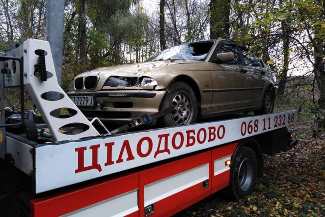 В лісі знайшли BMW, на якій насмерть збили вінничанина. Шукають, хто був за кермом