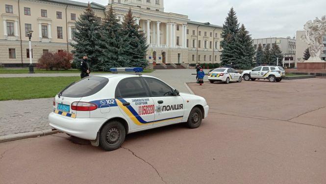 Новини Хмельницького - фото з У Хмельницькій ОДА шукають вибухівку (ОНОВЛЕНО) У Хмельницькій ОДА шукають вибухівку (ОНОВЛЕНО), фото №6 на сайті vsim.ua