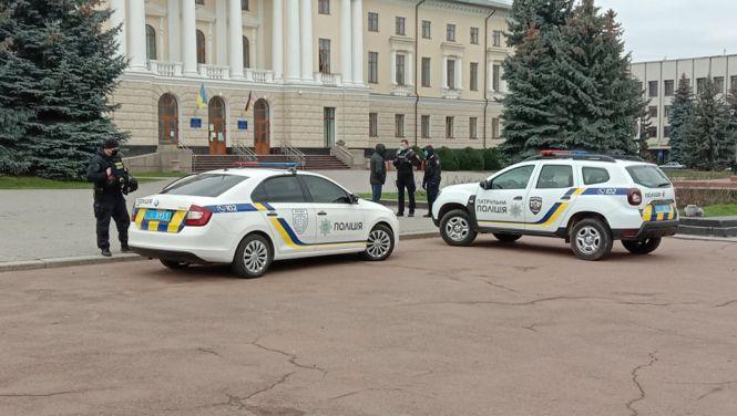 Новини Хмельницького - фото з У Хмельницькій ОДА шукають вибухівку (ОНОВЛЕНО) У Хмельницькій ОДА шукають вибухівку (ОНОВЛЕНО), фото №3 на сайті vsim.ua