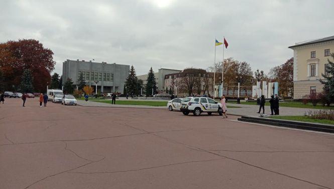 Новини Хмельницького - фото з У Хмельницькій ОДА шукають вибухівку (ОНОВЛЕНО) У Хмельницькій ОДА шукають вибухівку (ОНОВЛЕНО), фото №1 на сайті vsim.ua