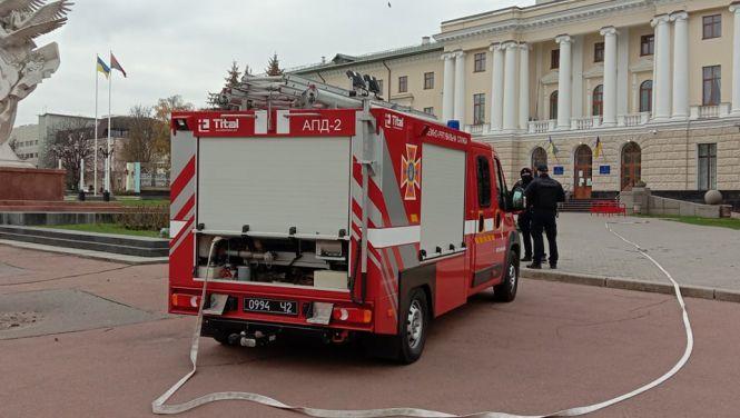 Новини Хмельницького - фото з У Хмельницькій ОДА шукають вибухівку (ОНОВЛЕНО) У Хмельницькій ОДА шукають вибухівку (ОНОВЛЕНО), фото №2 на сайті vsim.ua