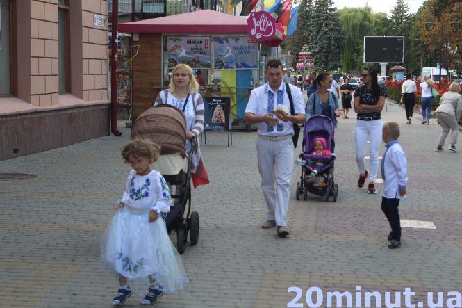 Новини Тернополя - фото з Вулиці повні людей: як тернополяни гучно святкували День міста (ФОТОРЕПОРТАЖ) Вулиці повні людей: як тернополяни гучно святкували День міста (ФОТОРЕПОРТАЖ), фото №4 на сайті 20minut.ua