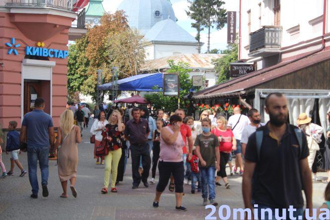 Новини Тернополя - фото з Вулиці повні людей: як тернополяни гучно святкували День міста (ФОТОРЕПОРТАЖ) Вулиці повні людей: як тернополяни гучно святкували День міста (ФОТОРЕПОРТАЖ), фото №8 на сайті 20minut.ua