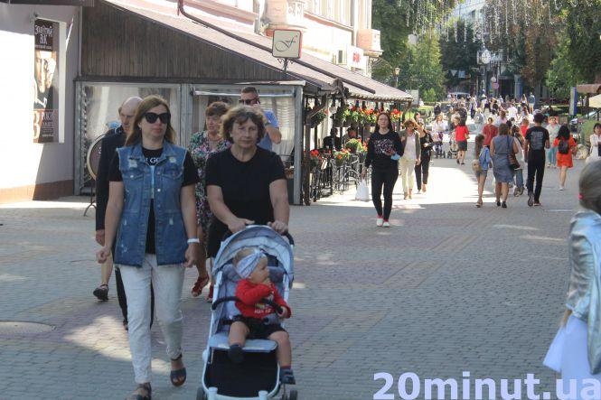 Новини Тернополя - фото з Вулиці повні людей: як тернополяни гучно святкували День міста (ФОТОРЕПОРТАЖ) Вулиці повні людей: як тернополяни гучно святкували День міста (ФОТОРЕПОРТАЖ), фото №1 на сайті 20minut.ua