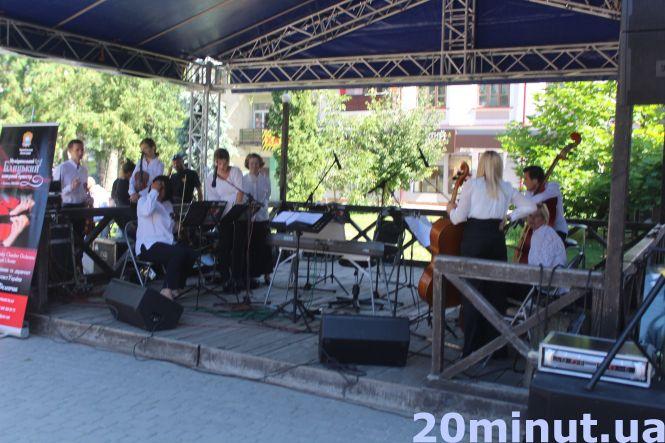 Новини Тернополя - фото з Вулиці повні людей: як тернополяни гучно святкували День міста (ФОТОРЕПОРТАЖ) Вулиці повні людей: як тернополяни гучно святкували День міста (ФОТОРЕПОРТАЖ), фото №5 на сайті 20minut.ua