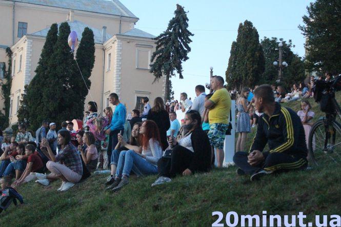 Новини Тернополя - фото з Вулиці повні людей: як тернополяни гучно святкували День міста (ФОТОРЕПОРТАЖ) Вулиці повні людей: як тернополяни гучно святкували День міста (ФОТОРЕПОРТАЖ), фото №7 на сайті 20minut.ua