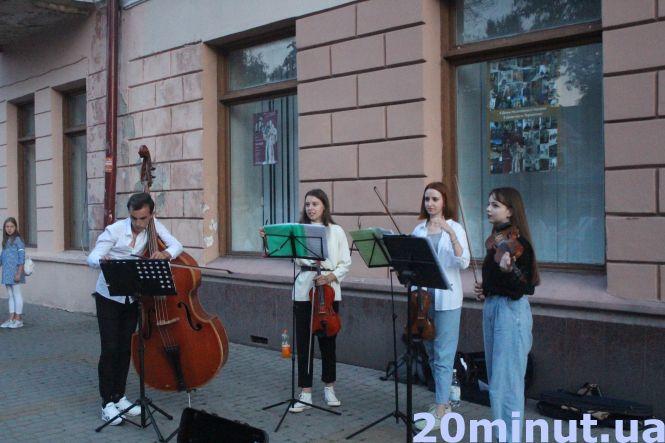 Новини Тернополя - фото з Вулиці повні людей: як тернополяни гучно святкували День міста (ФОТОРЕПОРТАЖ) Вулиці повні людей: як тернополяни гучно святкували День міста (ФОТОРЕПОРТАЖ), фото №9 на сайті 20minut.ua