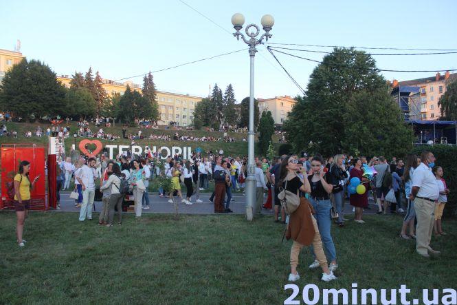 Новини Тернополя - фото з Вулиці повні людей: як тернополяни гучно святкували День міста (ФОТОРЕПОРТАЖ) Вулиці повні людей: як тернополяни гучно святкували День міста (ФОТОРЕПОРТАЖ), фото №6 на сайті 20minut.ua