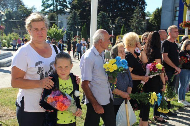 Хмельничани з квітами вшанували на майдані пам’ять загиблих захисників, фото №1 на сайті vsim.ua