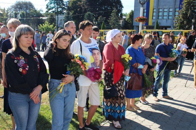 Хмельничани з квітами вшанували на майдані пам’ять загиблих захисників, фото №2 на сайті vsim.ua