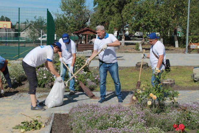 Новини Житомира - фото з «Наш край» взяв участь у суботнику з прибирання території школи до 1 вересня (Політична реклама) «Наш край» взяв участь у суботнику з прибирання території школи до 1 вересня (Політична реклама), фото №6 на сайті 20minut.ua