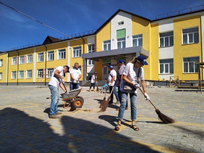 Новини Житомира - фото з «Наш край» взяв участь у суботнику з прибирання території школи до 1 вересня (Політична реклама) «Наш край» взяв участь у суботнику з прибирання території школи до 1 вересня (Політична реклама), фото №5 на сайті 20minut.ua