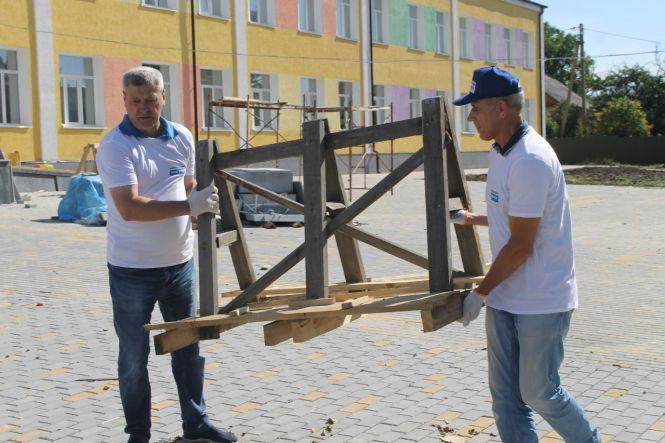 Новини Житомира - фото з «Наш край» взяв участь у суботнику з прибирання території школи до 1 вересня (Політична реклама) «Наш край» взяв участь у суботнику з прибирання території школи до 1 вересня (Політична реклама), фото №2 на сайті 20minut.ua