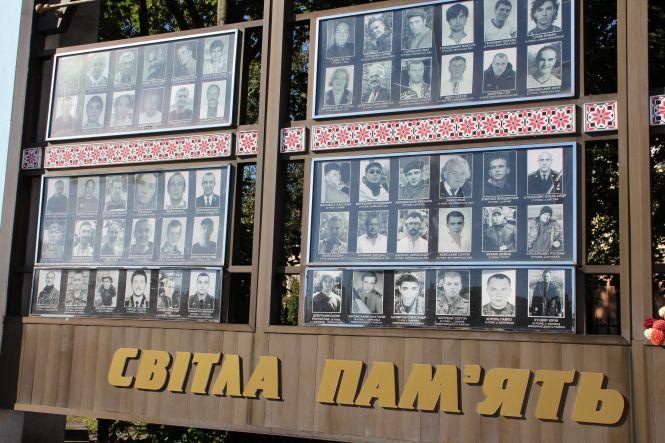 Хмельничани з квітами вшанували на майдані пам’ять загиблих захисників, фото №3 на сайті vsim.ua