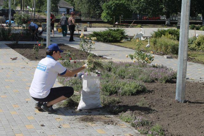 Новини Житомира - фото з «Наш край» взяв участь у суботнику з прибирання території школи до 1 вересня (Політична реклама) «Наш край» взяв участь у суботнику з прибирання території школи до 1 вересня (Політична реклама), фото №4 на сайті 20minut.ua