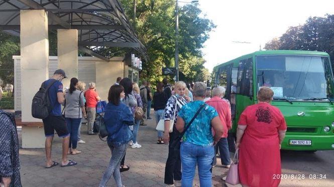 Новини Житомира - фото з У Житомирі люди не можуть дістатися на роботу з Крошні, через відсутність громадського транспорту У Житомирі люди не можуть дістатися на роботу з Крошні, через відсутність громадського транспорту, фото №1 на сайті 20minut.ua