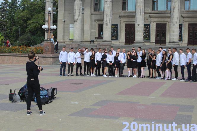 Новини Тернополя - фото з Хто в парк святкувати, а хто додому. Як відпочивають тернопільські школярі на День знань (ФОТОРЕПОРТАЖ) Хто в парк святкувати, а хто додому. Як відпочивають тернопільські школярі на День знань (ФОТОРЕПОРТАЖ), фото №1 на сайті 20minut.ua