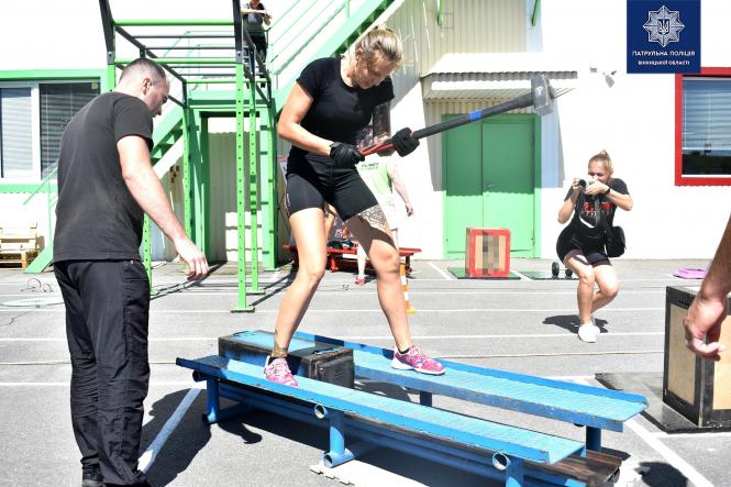 Новини Вінниці - фото з «Суботня заруба» у Вінниці: патрульна поліція перемогла професійних спортсменів «Суботня заруба» у Вінниці: патрульна поліція перемогла професійних спортсменів, фото №3 на сайті 20minut.ua