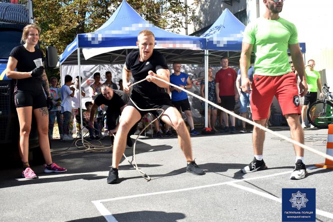 Новини Вінниці - фото з «Суботня заруба» у Вінниці: патрульна поліція перемогла професійних спортсменів «Суботня заруба» у Вінниці: патрульна поліція перемогла професійних спортсменів, фото №8 на сайті 20minut.ua