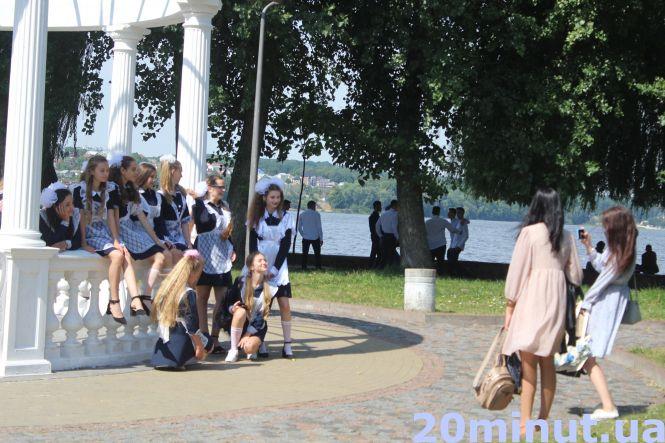 Новини Тернополя - фото з Хто в парк святкувати, а хто додому. Як відпочивають тернопільські школярі на День знань (ФОТОРЕПОРТАЖ) Хто в парк святкувати, а хто додому. Як відпочивають тернопільські школярі на День знань (ФОТОРЕПОРТАЖ), фото №2 на сайті 20minut.ua