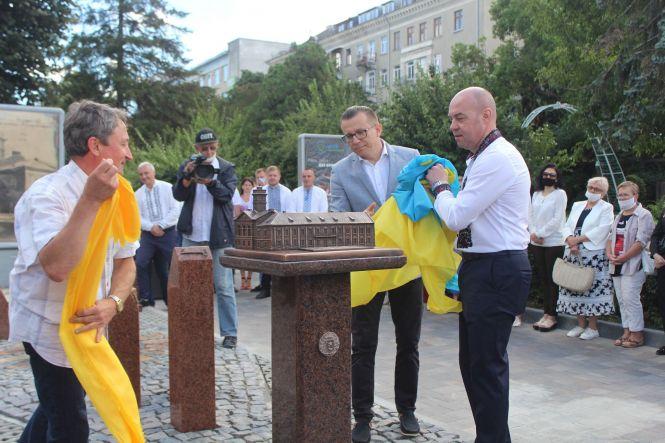 Новини Тернополя - фото з «Корона» у міськраді. Хто контактний та як тепер, після гучних святкувань, діяти значній частині Тернополя «Корона» у міськраді. Хто контактний та як тепер, після гучних святкувань, діяти значній частині Тернополя, фото №1 на сайті 20minut.ua