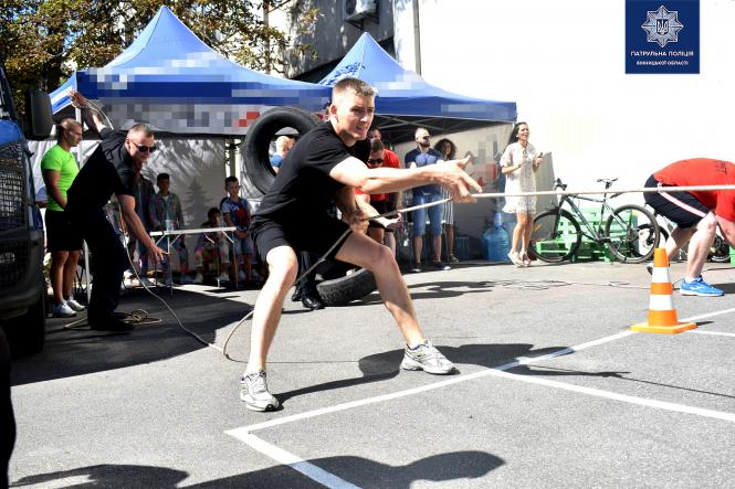 Новини Вінниці - фото з «Суботня заруба» у Вінниці: патрульна поліція перемогла професійних спортсменів «Суботня заруба» у Вінниці: патрульна поліція перемогла професійних спортсменів, фото №9 на сайті 20minut.ua