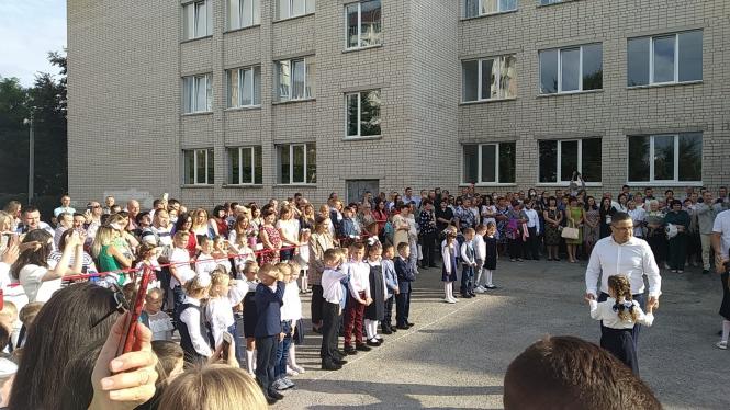 Новини Тернополя - фото з Відео дня: у школі №28 татусі із першокласницями виконали зворушливий танець Відео дня: у школі №28 татусі із першокласницями виконали зворушливий танець, фото №1 на сайті 20minut.ua