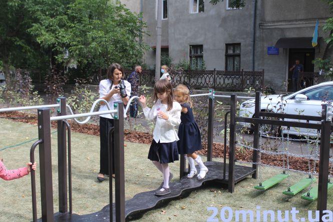 Новини Тернополя - фото з Хто в парк святкувати, а хто додому. Як відпочивають тернопільські школярі на День знань (ФОТОРЕПОРТАЖ) Хто в парк святкувати, а хто додому. Як відпочивають тернопільські школярі на День знань (ФОТОРЕПОРТАЖ), фото №6 на сайті 20minut.ua