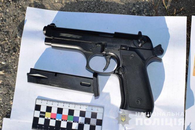 Новини Хмельницького - фото з На Хмельниччині затримали озброєного чоловіка, який викрав таксі (ВІДЕО) На Хмельниччині затримали озброєного чоловіка, який викрав таксі (ВІДЕО), фото №3 на сайті vsim.ua