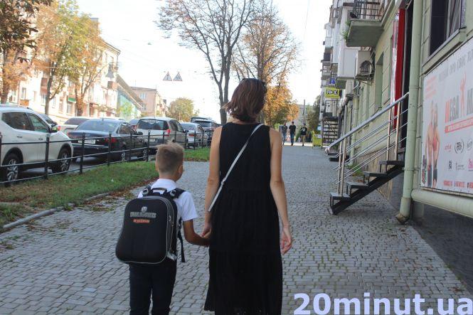 Новини Тернополя - фото з Хто в парк святкувати, а хто додому. Як відпочивають тернопільські школярі на День знань (ФОТОРЕПОРТАЖ) Хто в парк святкувати, а хто додому. Як відпочивають тернопільські школярі на День знань (ФОТОРЕПОРТАЖ), фото №7 на сайті 20minut.ua