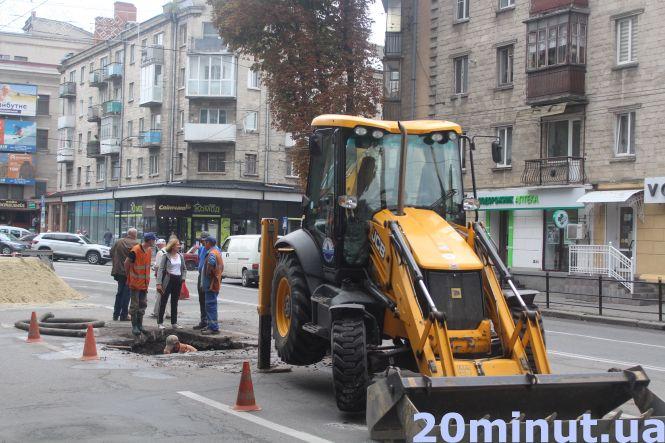 Новини Тернополя - фото з На Руській прорив на водопроводі: без води лишились кілька будинків, рух транспорту ускладнено На Руській прорив на водопроводі: без води лишились кілька будинків, рух транспорту ускладнено, фото №2 на сайті 20minut.ua