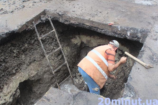 Новини Тернополя - фото з На Руській прорив на водопроводі: без води лишились кілька будинків, рух транспорту ускладнено На Руській прорив на водопроводі: без води лишились кілька будинків, рух транспорту ускладнено, фото №1 на сайті 20minut.ua