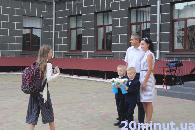Новини Тернополя - фото з Хто в парк святкувати, а хто додому. Як відпочивають тернопільські школярі на День знань (ФОТОРЕПОРТАЖ) Хто в парк святкувати, а хто додому. Як відпочивають тернопільські школярі на День знань (ФОТОРЕПОРТАЖ), фото №8 на сайті 20minut.ua