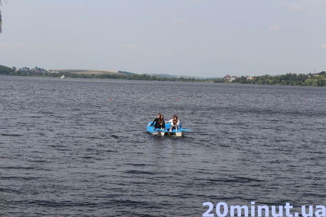 Новини Тернополя - фото з Хто в парк святкувати, а хто додому. Як відпочивають тернопільські школярі на День знань (ФОТОРЕПОРТАЖ) Хто в парк святкувати, а хто додому. Як відпочивають тернопільські школярі на День знань (ФОТОРЕПОРТАЖ), фото №3 на сайті 20minut.ua