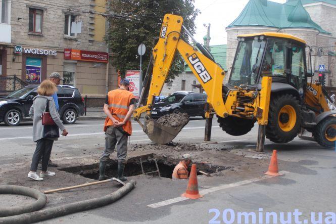 Новини Тернополя - фото з На Руській прорив на водопроводі: без води лишились кілька будинків, рух транспорту ускладнено На Руській прорив на водопроводі: без води лишились кілька будинків, рух транспорту ускладнено, фото №3 на сайті 20minut.ua
