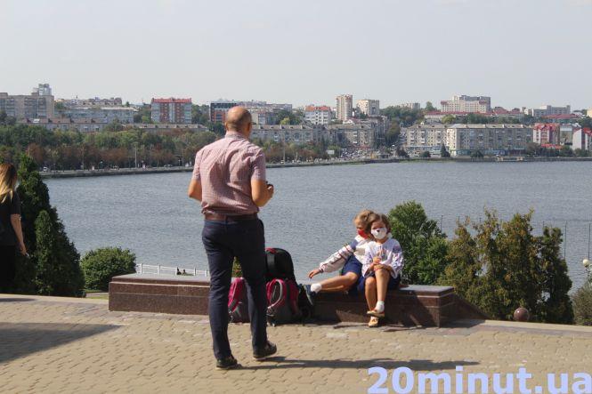 Новини Тернополя - фото з Хто в парк святкувати, а хто додому. Як відпочивають тернопільські школярі на День знань (ФОТОРЕПОРТАЖ) Хто в парк святкувати, а хто додому. Як відпочивають тернопільські школярі на День знань (ФОТОРЕПОРТАЖ), фото №5 на сайті 20minut.ua