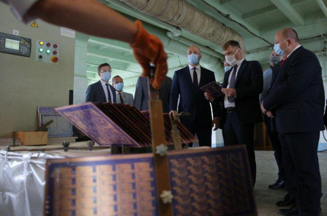 Новини Хмельницького - фото з Шмигаль у Хмельницькому подивився, як виробляють апарати ШВЛ на "Новаторі" Шмигаль у Хмельницькому подивився, як виробляють апарати ШВЛ на "Новаторі", фото №1 на сайті vsim.ua