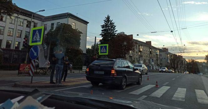 Новини Тернополя - фото з Легківка в'їхала у вантажівку, а таксі вилетіло на тротуар - дві аварії за вечір у Тернополі (ОНОВЛЕНО) Легківка в'їхала у вантажівку, а таксі вилетіло на тротуар - дві аварії за вечір у Тернополі (ОНОВЛЕНО), фото №3 на сайті 20minut.ua