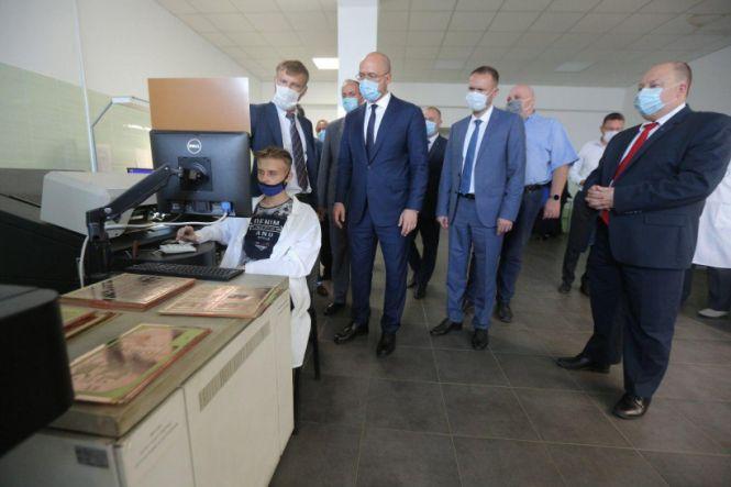 Новини Хмельницького - фото з Шмигаль у Хмельницькому подивився, як виробляють апарати ШВЛ на "Новаторі" Шмигаль у Хмельницькому подивився, як виробляють апарати ШВЛ на "Новаторі", фото №2 на сайті vsim.ua