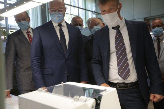 Новини Хмельницького - фото з Шмигаль у Хмельницькому подивився, як виробляють апарати ШВЛ на "Новаторі" Шмигаль у Хмельницькому подивився, як виробляють апарати ШВЛ на "Новаторі", фото №4 на сайті vsim.ua