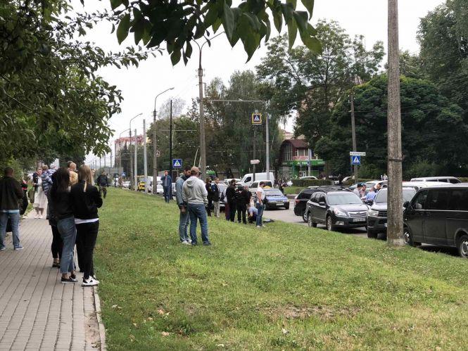 Новини Тернополя - фото з Біля поліклініки на Купчинського - СБУ і поліція. Кого затримали? (ОНОВЛЕНО) Біля поліклініки на Купчинського - СБУ і поліція. Кого затримали? (ОНОВЛЕНО), фото №2 на сайті 20minut.ua