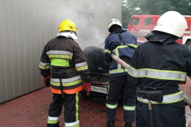 Новини Хмельницького - фото з На Хмельниччині серед вулиці спалахнув автомобіль (ВІДЕО) На Хмельниччині серед вулиці спалахнув автомобіль (ВІДЕО), фото №1 на сайті vsim.ua