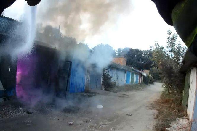 На Хмельниччині згорів гараж разом з автомобілем (ФОТО, ВІДЕО), фото №3 на сайті vsim.ua