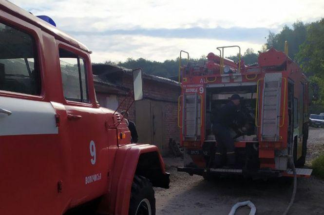 На Хмельниччині згорів гараж разом з автомобілем (ФОТО, ВІДЕО), фото №2 на сайті vsim.ua