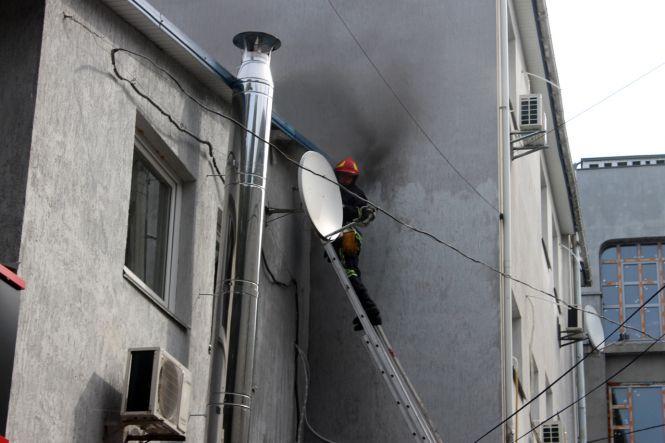 9 рятувальників на 2 машинах гасили пожежу в центрі Хмельницького (ФОТО, ВІДЕО), фото №2 на сайті vsim.ua